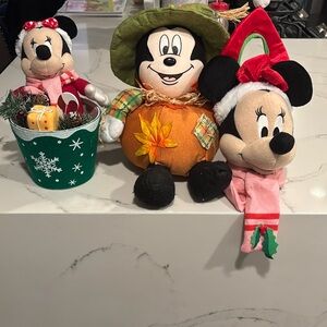 Mickey and Minnie holiday decor